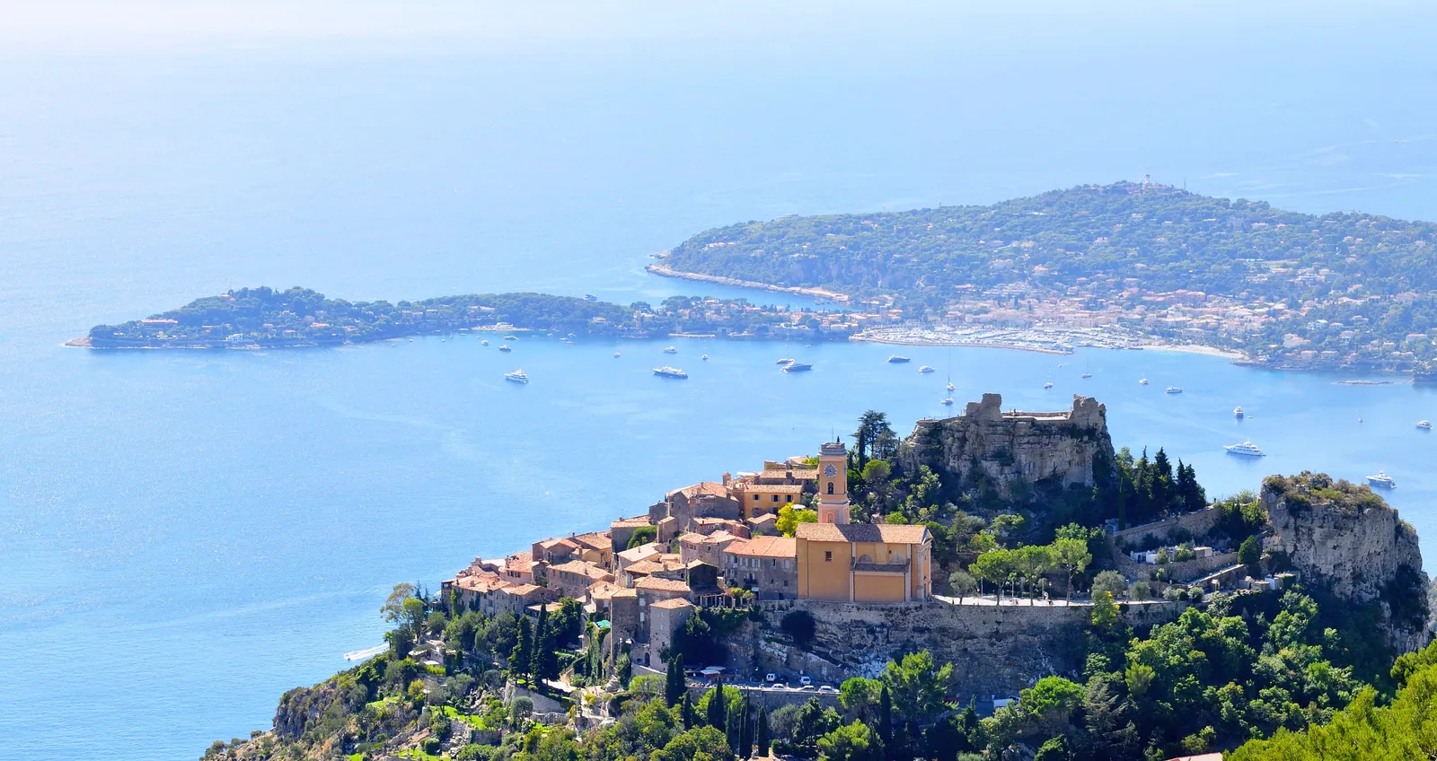 Le village perché d'Èze et le cap Ferrat au-dessus de la Méditerranée
