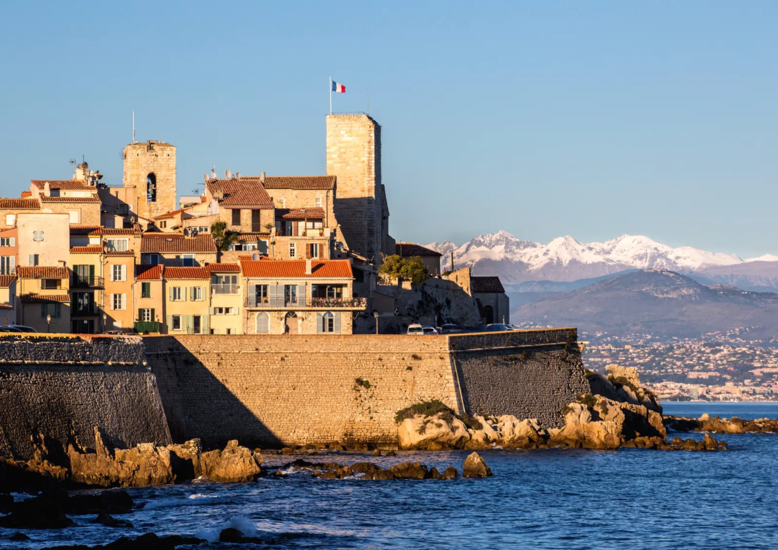 La vieille ville d'Antibes, ses remparts et le château Grimaldi, avec les Alpes enneigées au loin