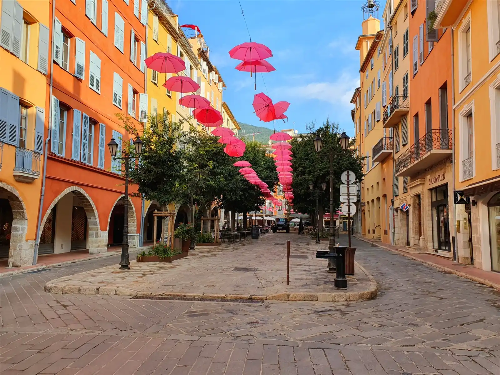 Place aux ombrelles à Grasse