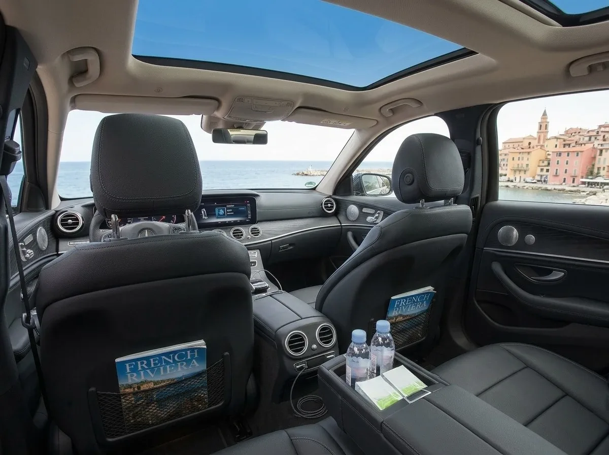 Intérieur cuir d'une Mercedes, vue sur la mer