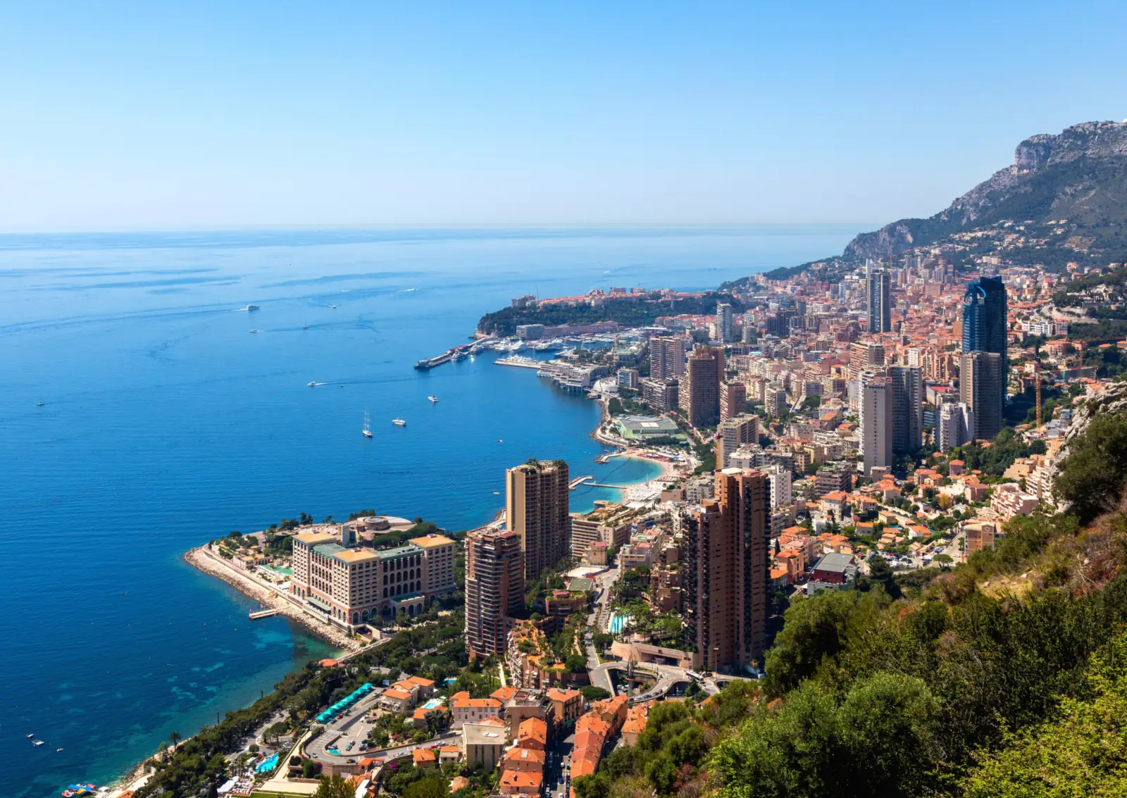 Monaco vu des hauteurs : les tours de Monte-Carlo face à la mer, le port Hercule et le Rocher au loin