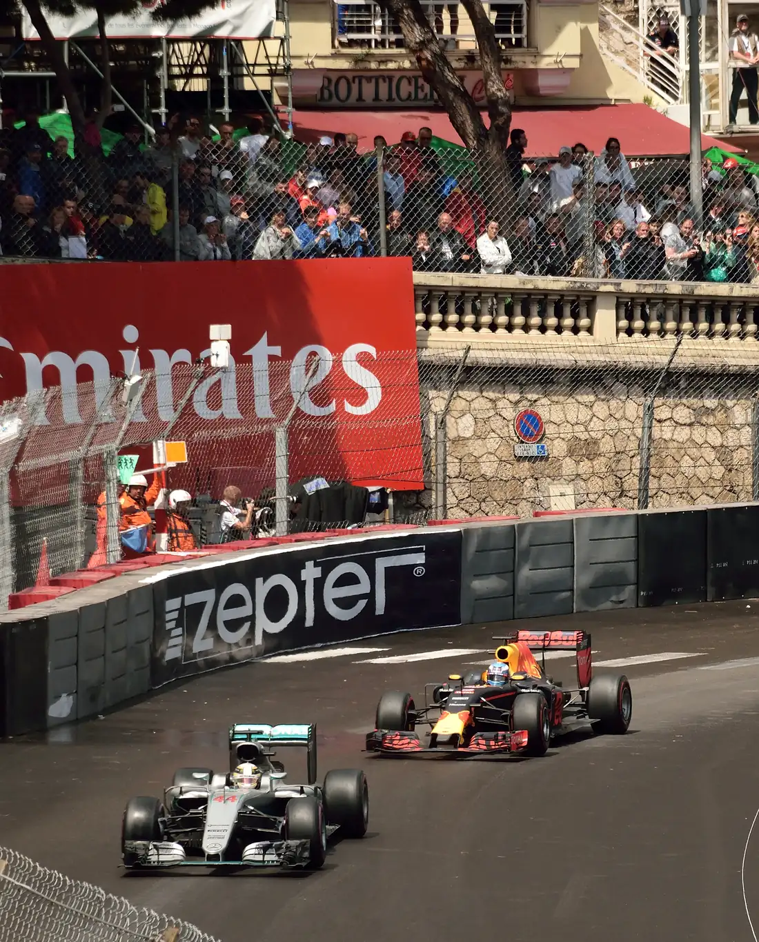 Grand Prix de Monaco : une Mercedes et une Red Bull dans un virage, devant la foule des spectateurs